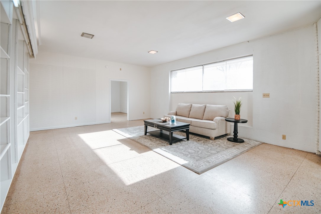 305 N Laurent Street