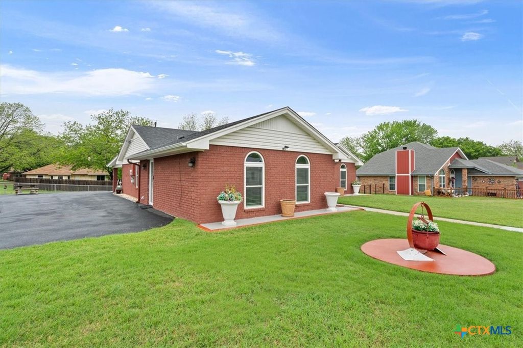 Photo of 510 Houston Street, Copperas Cove, TX 76522 (MLS # 610656)