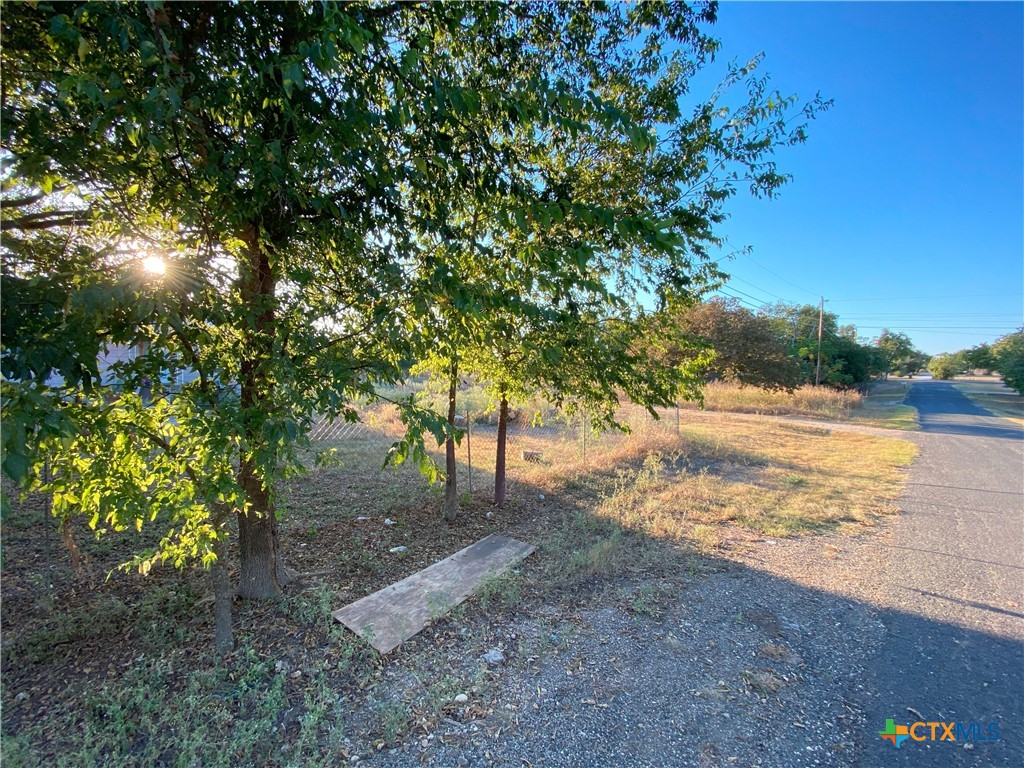 404 Whispering Oaks Loop