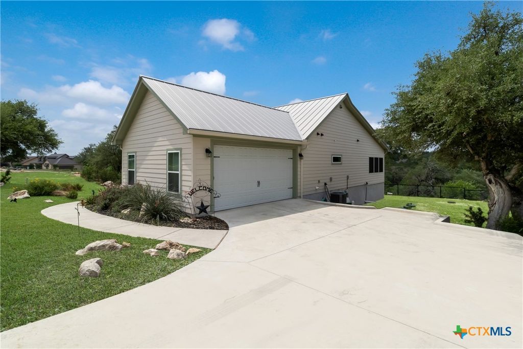 Photo of 1699 Lake Ridge Boulevard, Canyon Lake, TX 78133 (MLS # 587144)
