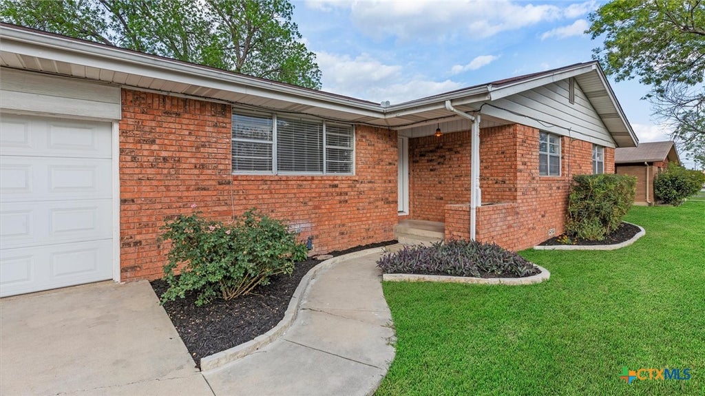 Photo of 273 Meadow Avenue, New Braunfels, TX 78130 (MLS # 607511)