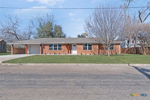 Photo of 606 E 6th Street, Cameron, TX 76520 (MLS # 602103)