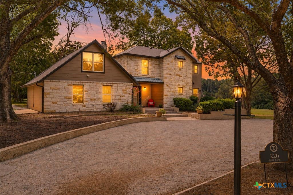 Photo of 220 Lark Lane, New Braunfels, TX 78132 (MLS # 615999)