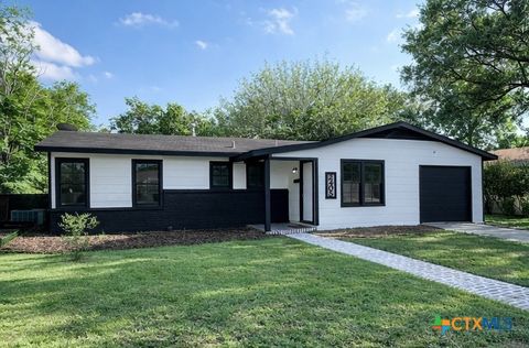 Photo of 2405 E Mimosa Avenue, Victoria, TX 77901 (MLS # 611752)