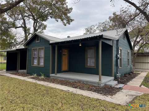 Photo of 530 E Weinert Street, Seguin, TX 78155 (MLS # 599394)