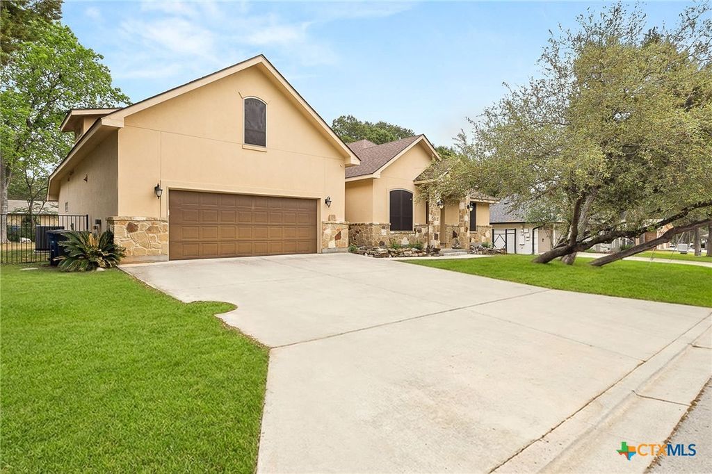 Photo of 820 Mission Hills Drive, New Braunfels, TX 78130 (MLS # 609325)