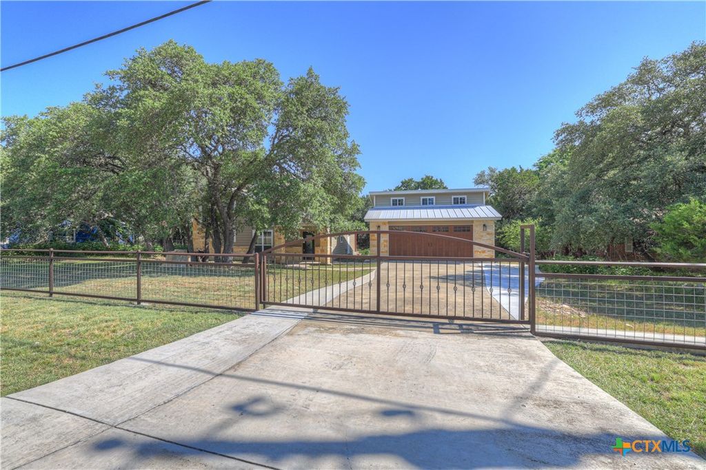 Photo of 3055 Lakeview Drive, Canyon Lake, TX 78133 (MLS # 615880)