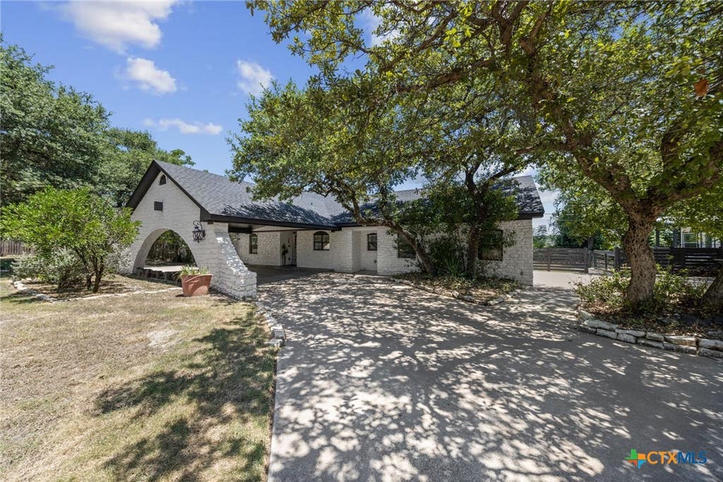 Photo of 349 Arrowhead Point Road, Belton, TX 76513 (MLS # 621895)