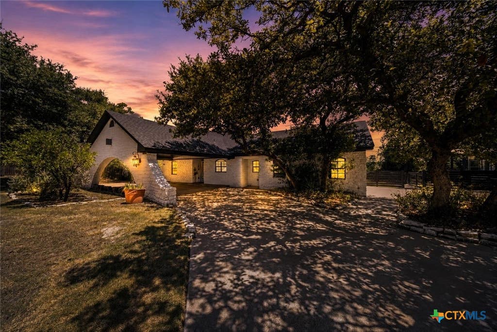 Photo of 349 Arrowhead Point Road, Belton, TX 76513 (MLS # 621895)