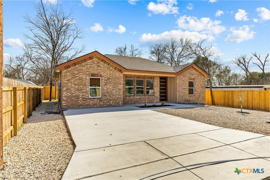 Photo of 209 Troell Street, Seguin, TX 78155 (MLS # 607566)