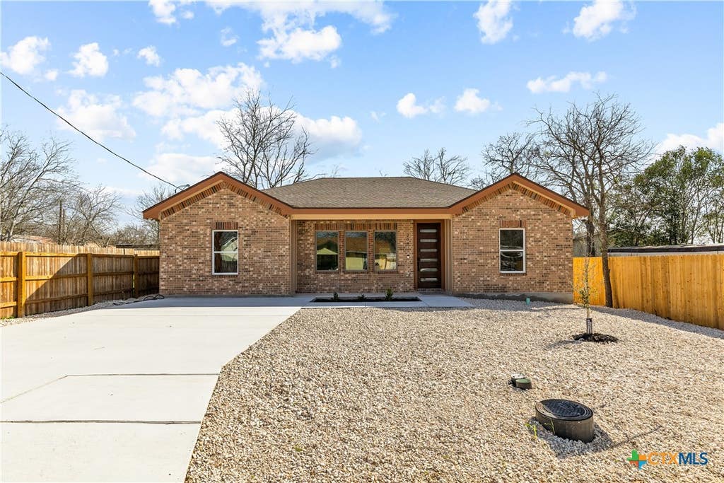 Photo of 209 Troell Street, Seguin, TX 78155 (MLS # 607566)