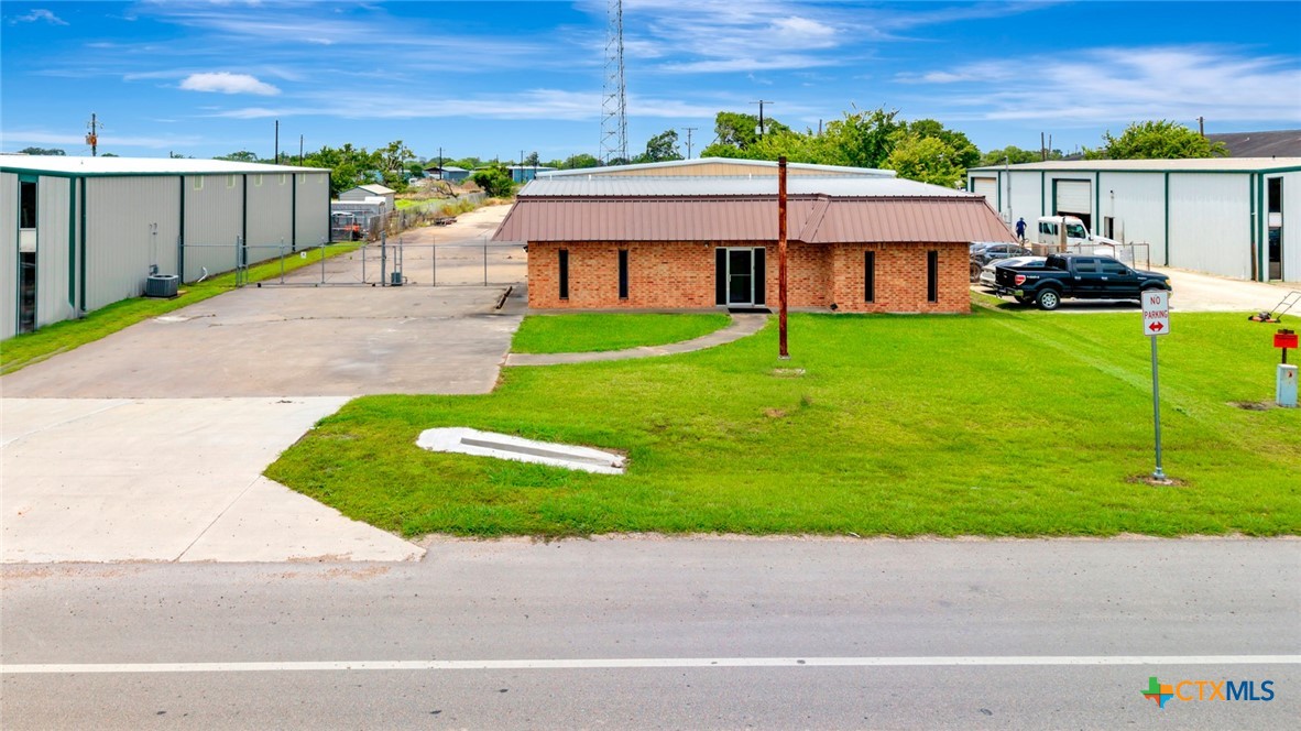 Photo 1 of 27 — 3305 US Highway 59, Victoria, TX 77905