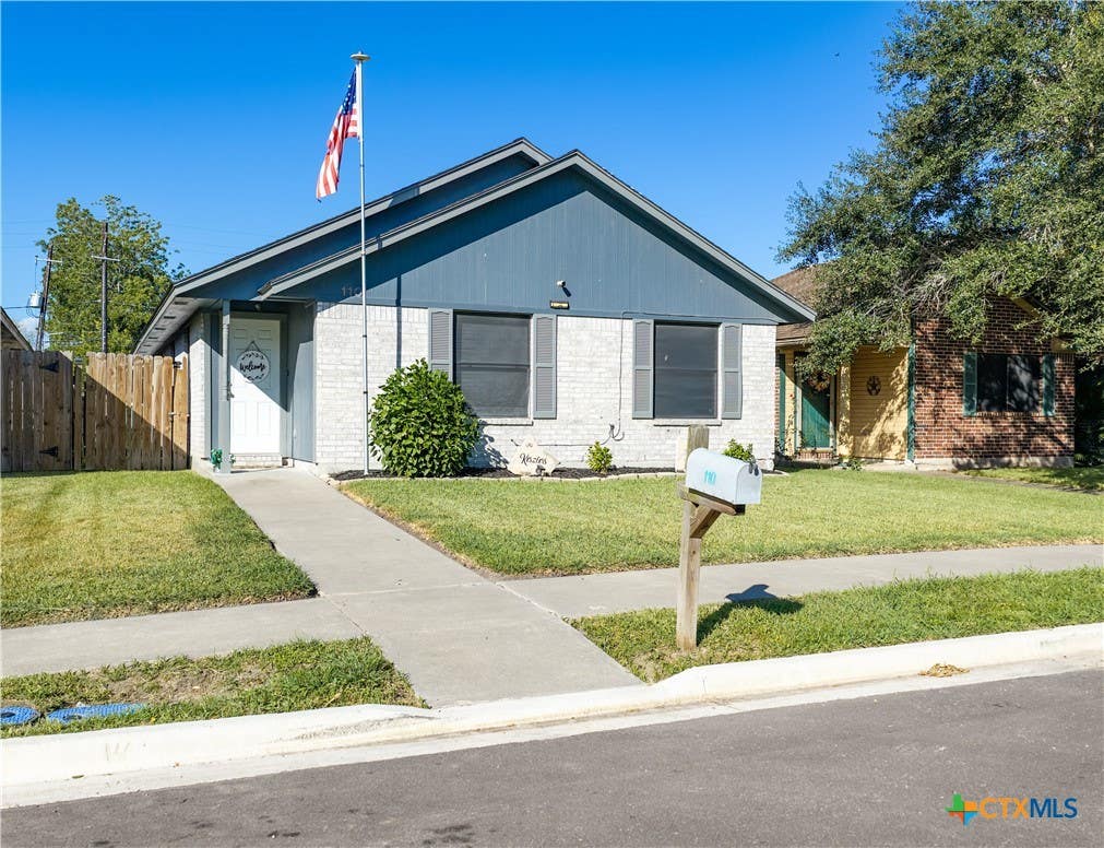 Photo of 110 Idylwood Place, Victoria, TX 77901 (MLS # 621797)