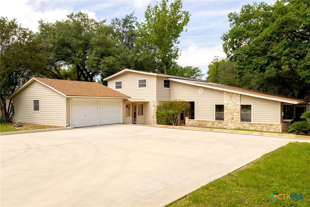 Photo of 92 Turtle Lane, Seguin, TX 78155 (MLS # 607288)