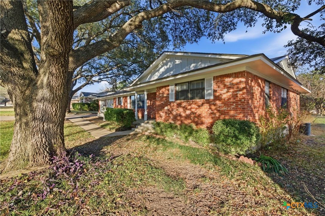 3413 Meadow Oaks Drive