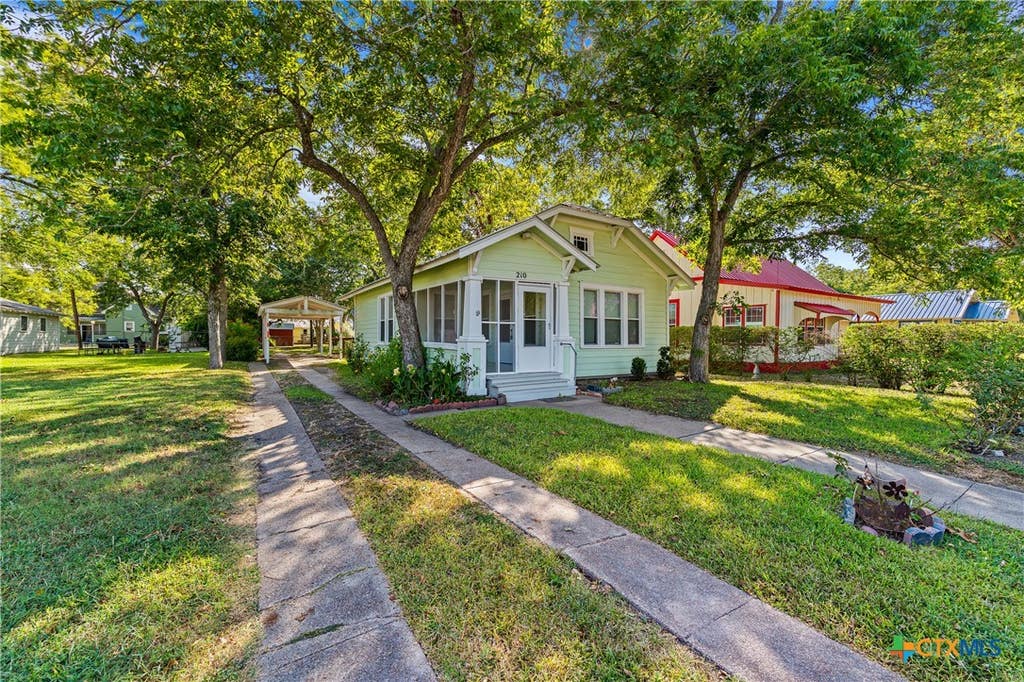 Photo of 210 Pecan Street, Yoakum, TX 77995 (MLS # 622636)