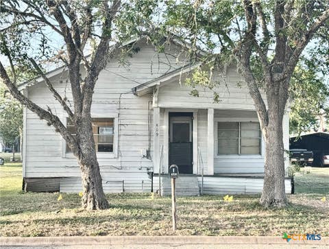 Photo of 409 W Morris Street, Yoakum, TX 77995 (MLS # 621676)