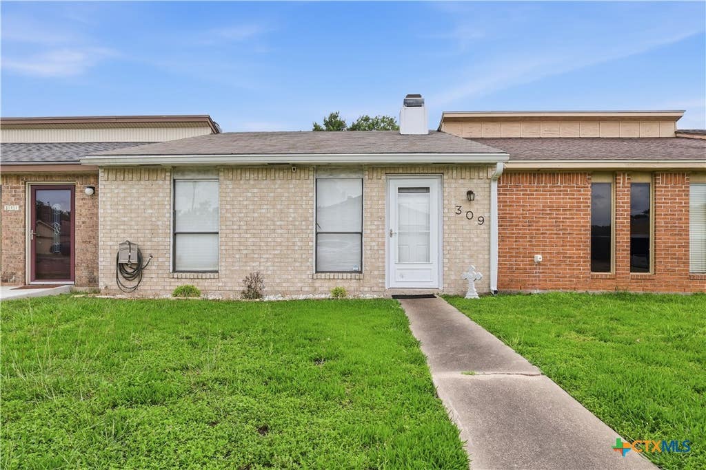 Photo of 309 Versailles Street, Victoria, TX 77904 (MLS # 616109)