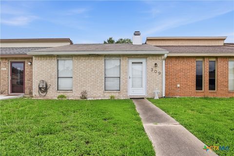 Photo of 309 Versailles Street, Victoria, TX 77904 (MLS # 616109)