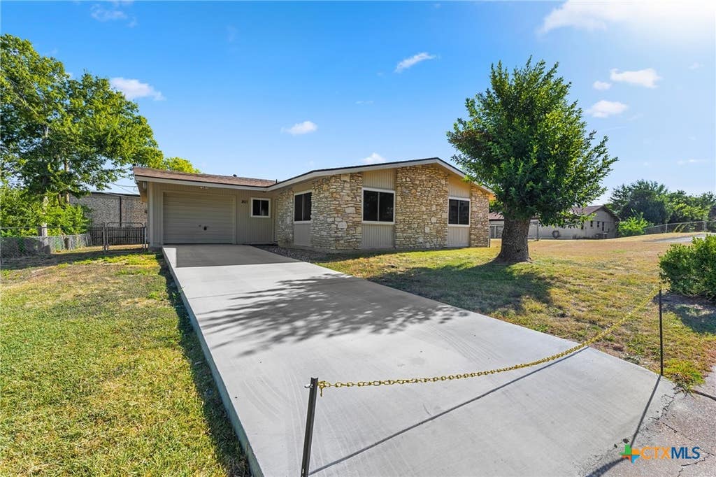 Photo of 801 Adela Street, Killeen, TX 76541 (MLS # 623163)