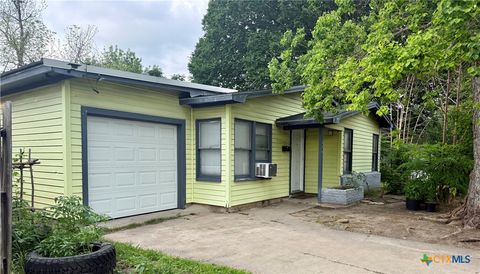 Photo of 1604 E Mistletoe Avenue, Victoria, TX 77901 (MLS # 612409)