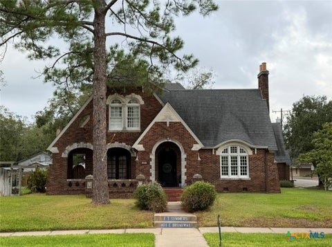 Photo of 401 E Broadway ST, Cuero, TX 77954 (MLS # 627100)