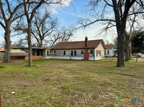 Photo of 805 N Central Avenue, Cameron, TX 76520 (MLS # 604590)