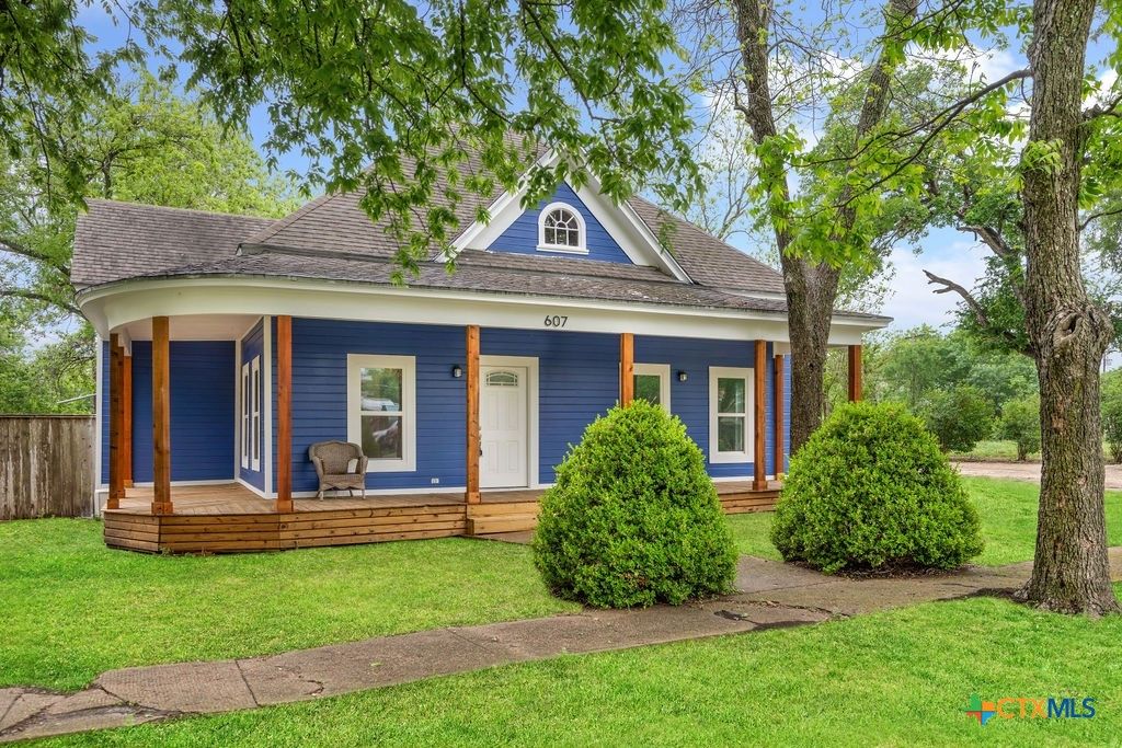 Photo of 607 W 3rd Street, Eddy, TX 76524 (MLS # 610728)