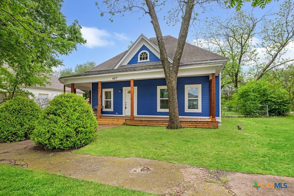 Photo of 607 W 3rd Street, Eddy, TX 76524 (MLS # 610728)