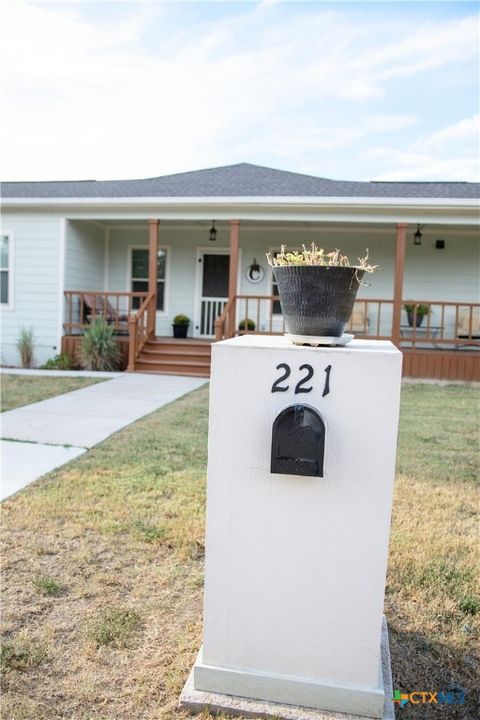 221 E Hamilton Avenue Rockdale TX 76567
