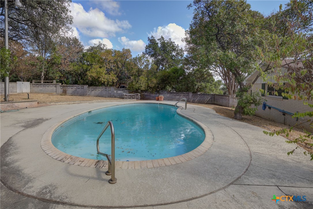 New Braunfels, Texas 78130, United States, 5 Bedrooms Bedrooms, ,4 BathroomsBathrooms,Residential,Pending,35254