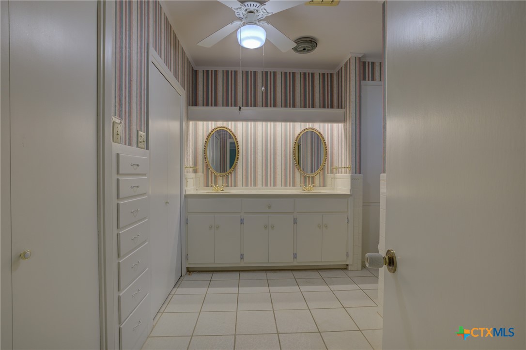 New Braunfels, Texas 78130, United States, 5 Bedrooms Bedrooms, ,4 BathroomsBathrooms,Residential,Pending,35254