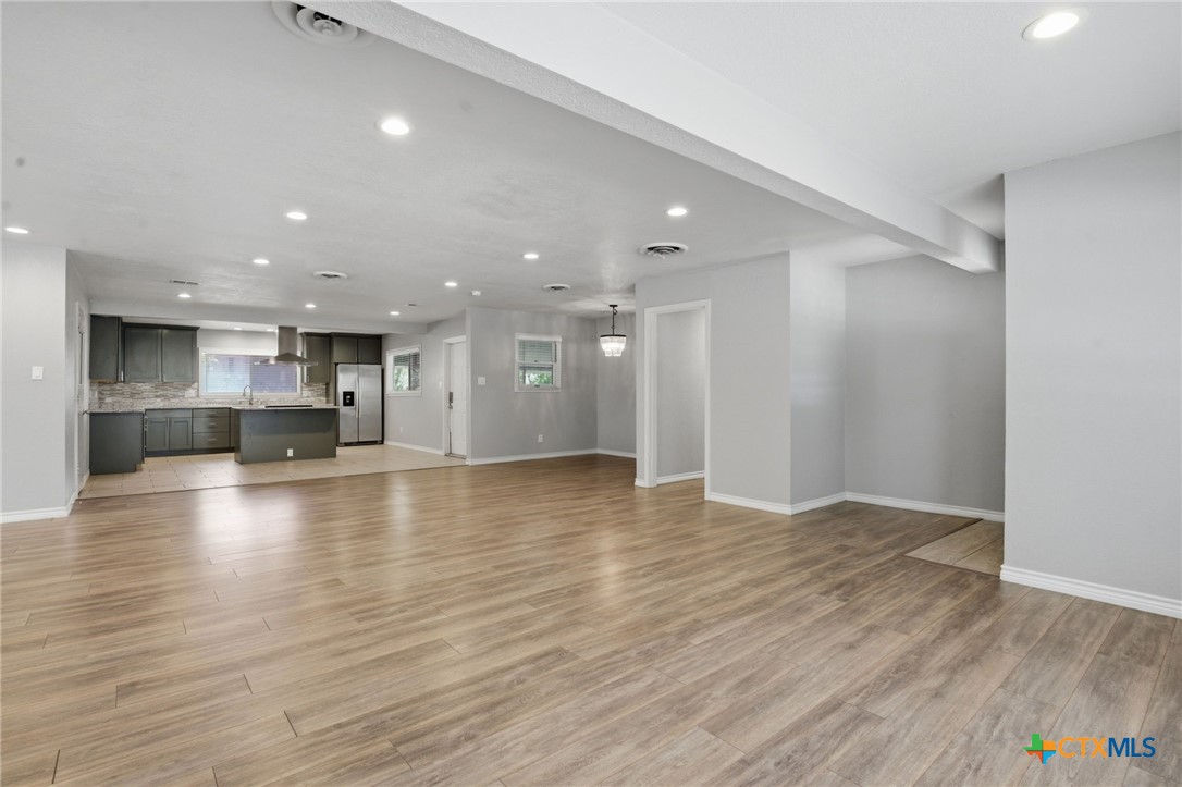 1225 N Unicorn Avenue