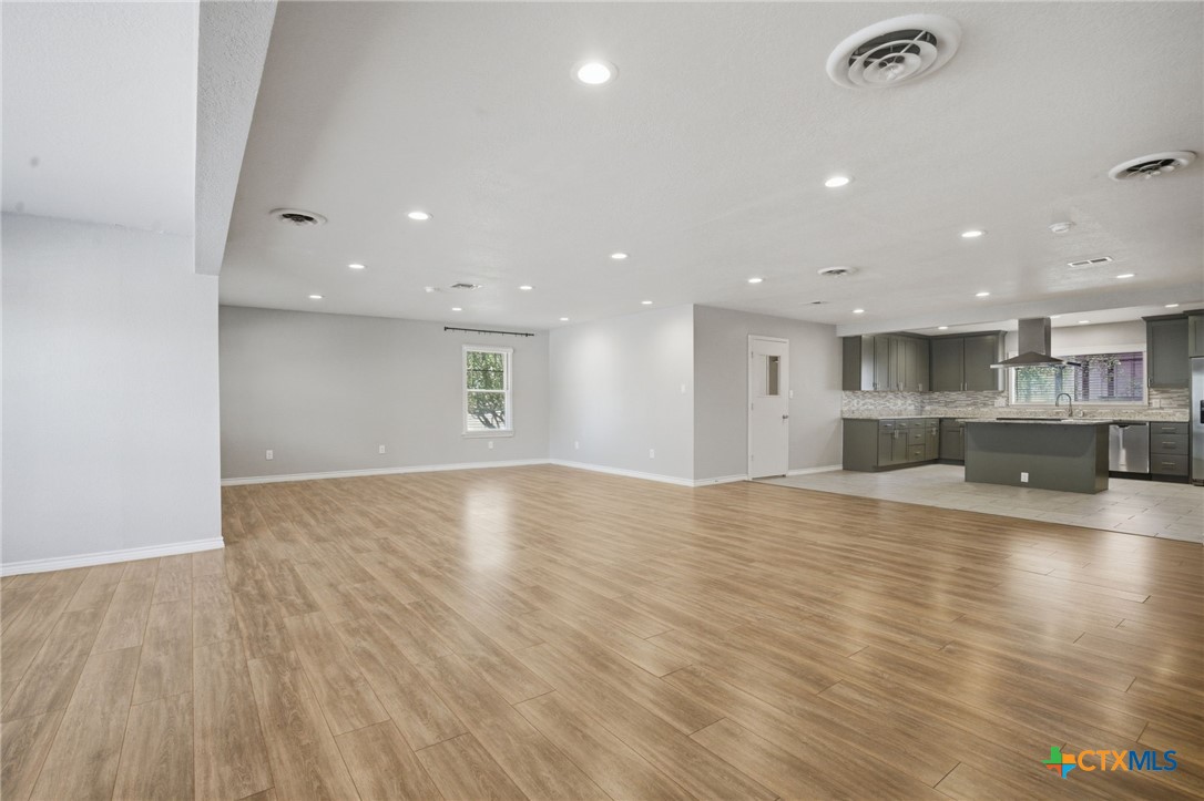 1225 N Unicorn Avenue