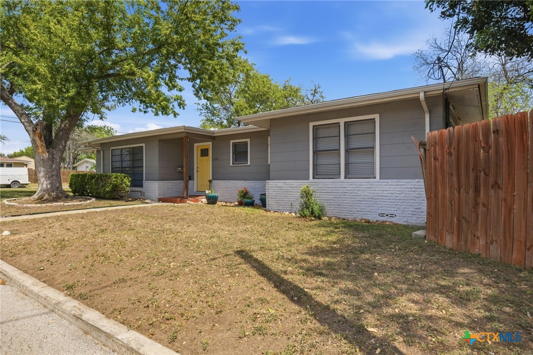 1225 N Unicorn Avenue