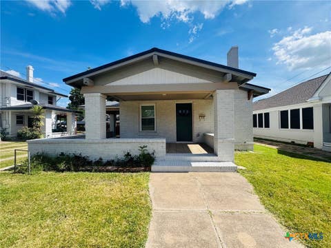 Photo of 1012 E Main Street, Gatesville, TX 76528 (MLS # 619263)