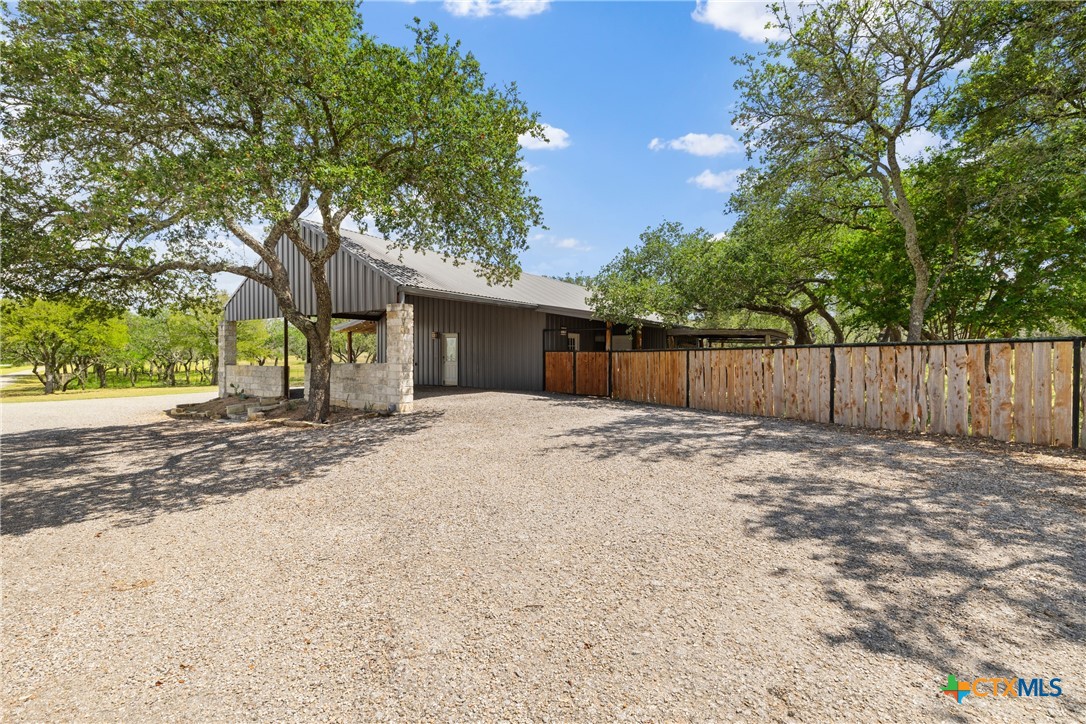 2631 N US Highway 281