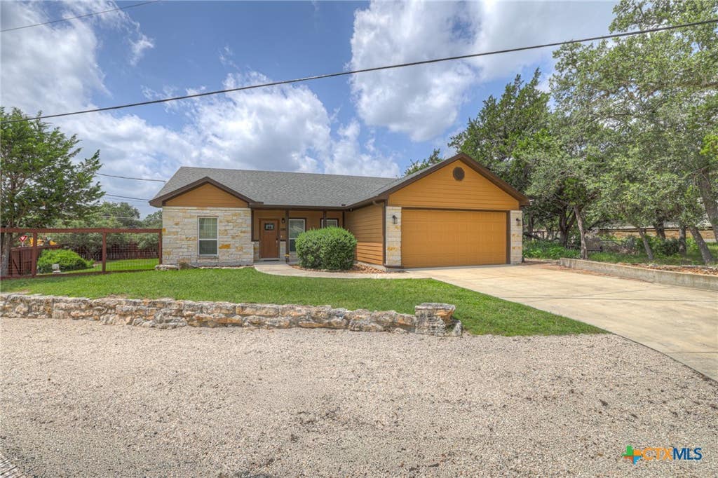 Photo of 596 Riviera Drive, Canyon Lake, TX 78133 (MLS # 617799)