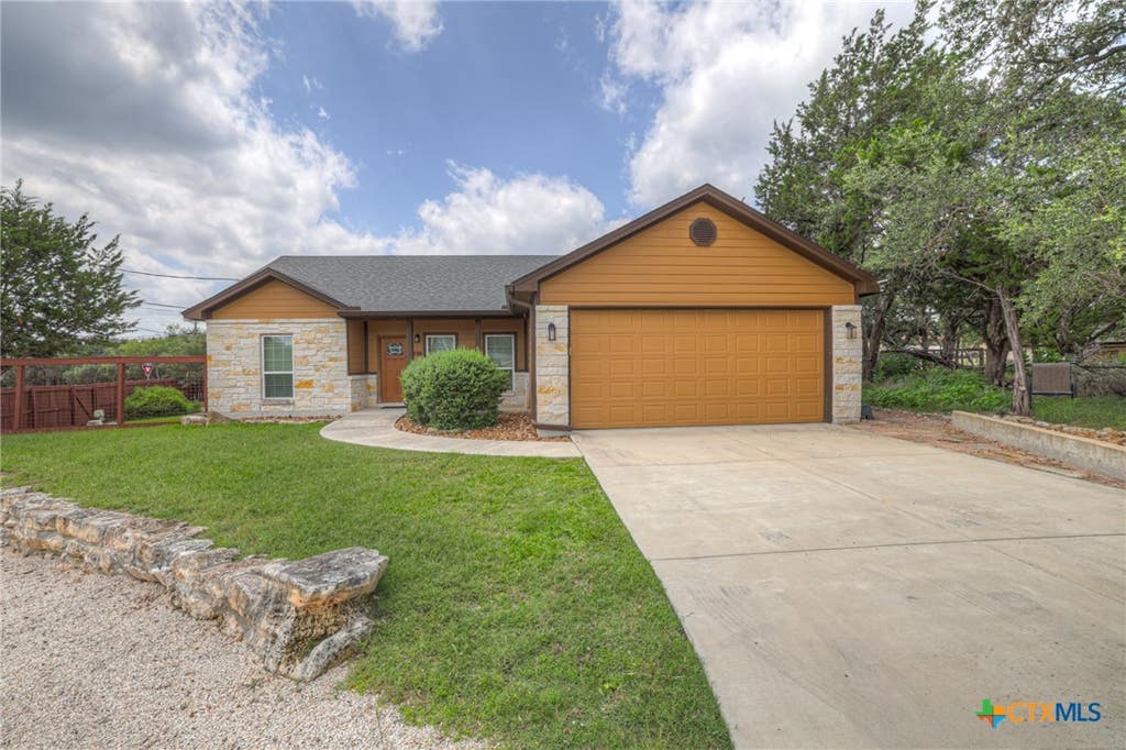 Photo of 596 Riviera Drive, Canyon Lake, TX 78133 (MLS # 617799)