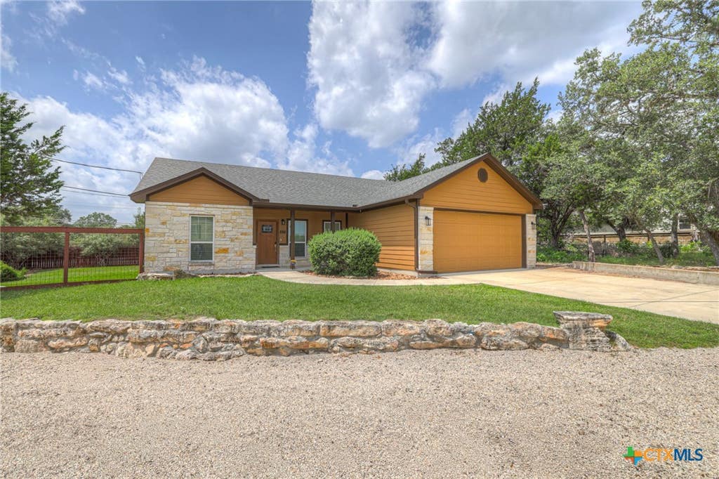 Photo of 596 Riviera Drive, Canyon Lake, TX 78133 (MLS # 617799)