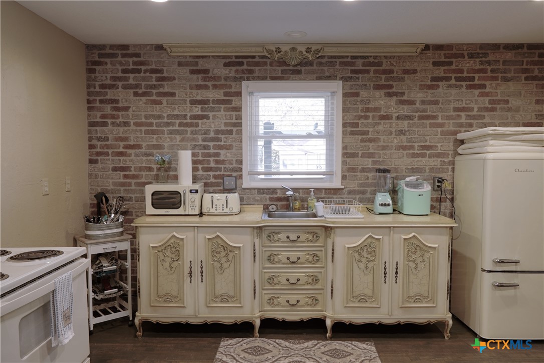 1236 S Academy Avenue