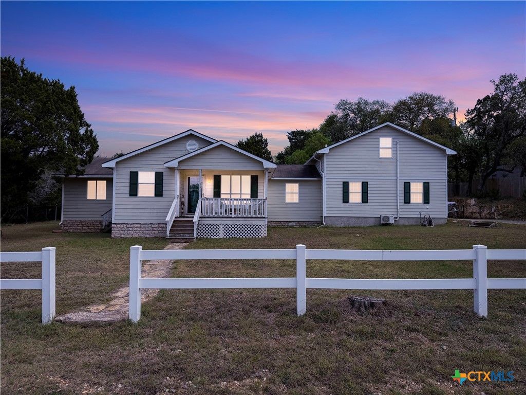 Photo of 462 Flatrock Drive, Canyon Lake, TX 78133 (MLS # 609709)
