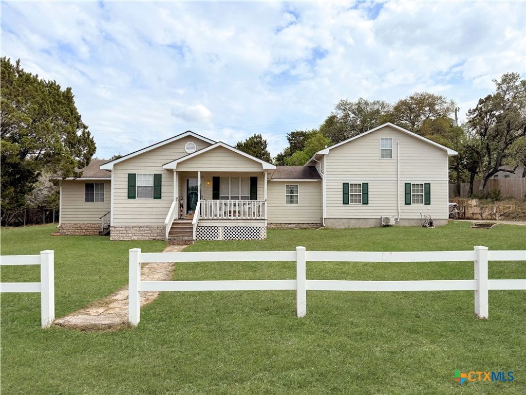 Photo of 462 Flatrock Drive, Canyon Lake, TX 78133 (MLS # 609709)