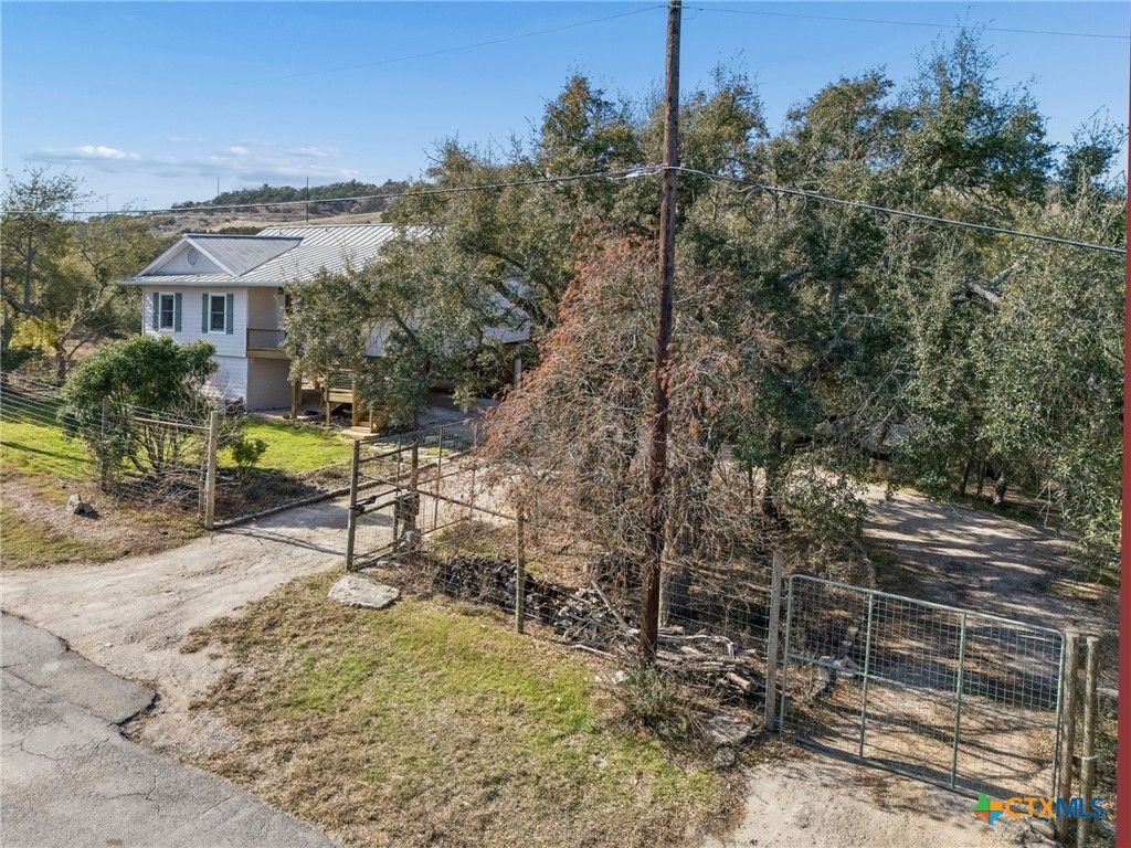 Photo of 515 Valley Ridge Rdg, Canyon Lake, TX 78133 (MLS # 605652)