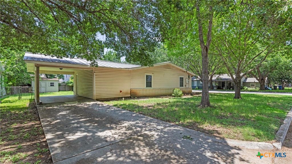 Photo of 725 W Klingemann Street, New Braunfels, TX 78130 (MLS # 615852)