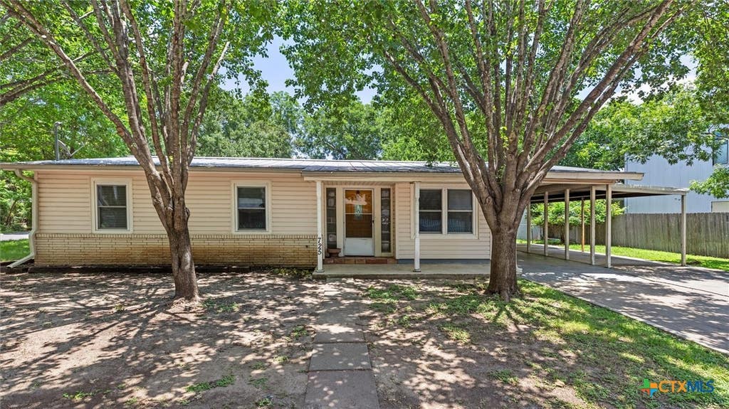 Photo of 725 W Klingemann Street, New Braunfels, TX 78130 (MLS # 615852)