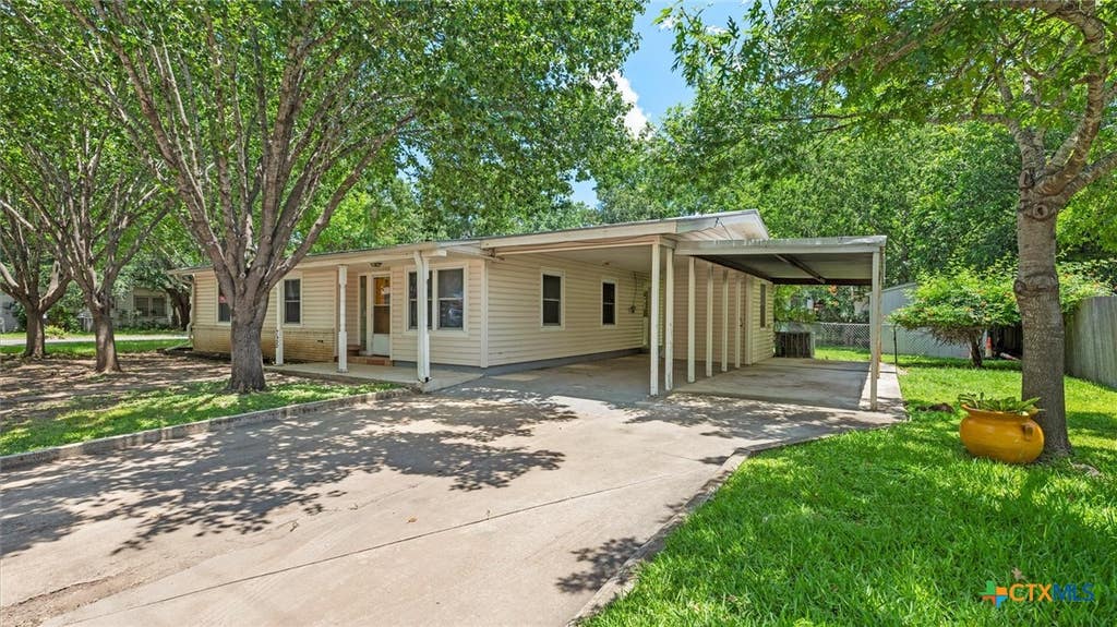 Photo of 725 W Klingemann Street, New Braunfels, TX 78130 (MLS # 615852)