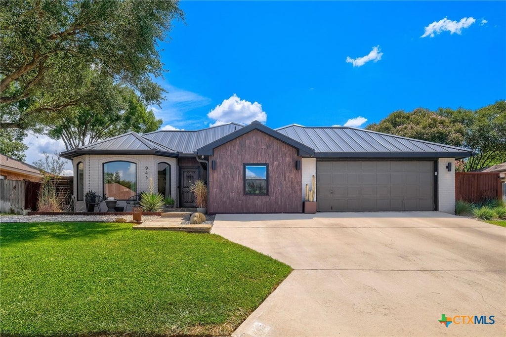 Photo of 945 Queens Drive, New Braunfels, TX 78130 (MLS # 624751)