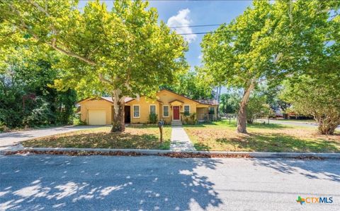 Photo of 609 S Pecan Avenue, Luling, TX 78648 (MLS # 612671)