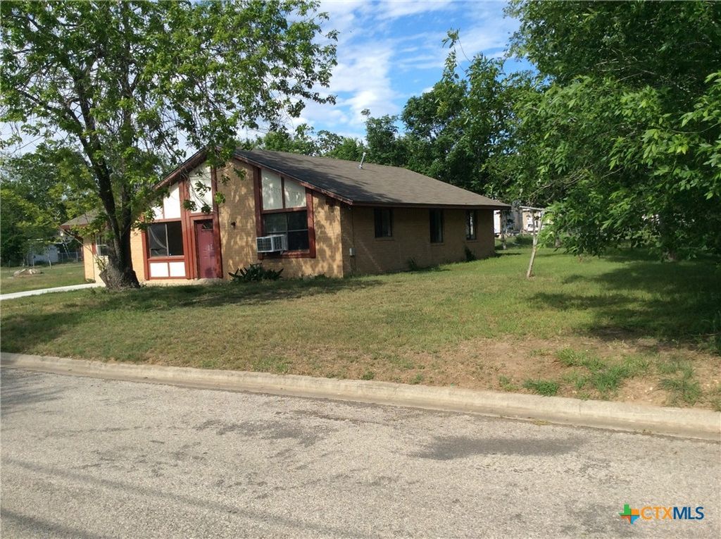 Photo of 606 Woodworth Street, Cuero, TX 77954 (MLS # 610781)